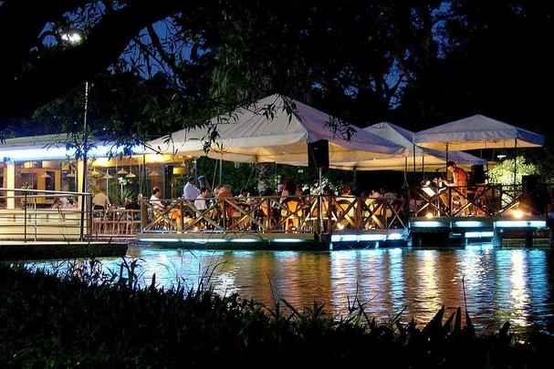 Brique da Redeno - Trata-se de uma grande feira cultural que desde 1978, quando se chamava Mercado das Pulgas, faz do Parque da Redeno o espao mais popular e frequentado dos domingos porto-alegrenses. Dos quitutes da culinria baiana, passando pelas especiarias rabes, artesanato, pinturas, caricaturas e antiguidades; tem de tudo no Brique.
(Funcionamento: aos domingos, das 9h s 17h - Avenida Jos Bonifcio, junto ao Parque Farroupillha - 
www.briquedaredencao.com.br)