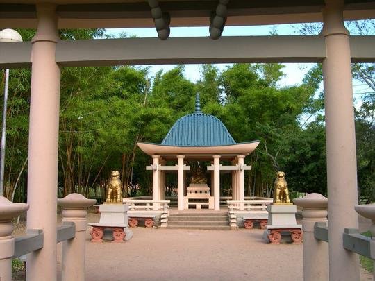 Brique da Redeno - Trata-se de uma grande feira cultural que desde 1978, quando se chamava Mercado das Pulgas, faz do Parque da Redeno o espao mais popular e frequentado dos domingos porto-alegrenses. Dos quitutes da culinria baiana, passando pelas especiarias rabes, artesanato, pinturas, caricaturas e antiguidades; tem de tudo no Brique.
(Funcionamento: aos domingos, das 9h s 17h - Avenida Jos Bonifcio, junto ao Parque Farroupillha - 
www.briquedaredencao.com.br)