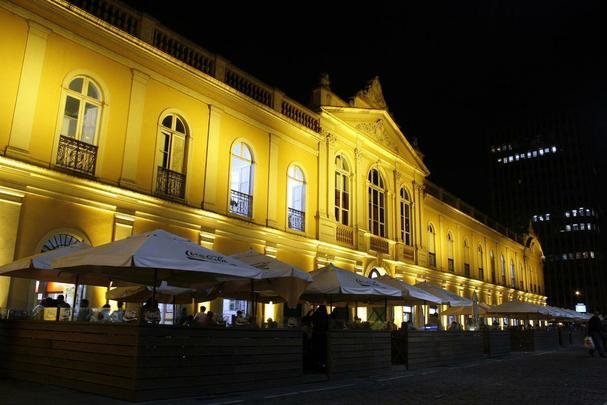 Mercado Pblico - O prdio foi erguido em 1869,  um mundo de tradio, diversidade e beleza ligado  memria e ao imaginrio da cidade. Mais de 100 mil pessoas circulam diariamente pelas 107 bancas e lojas distribudas nos dois andares do Mercado Pblico, patrimnio histrico e cultural de Porto Alegre e onde se encontra de tudo: produtos e utenslios tpicos gachos, frutas exticas e hortigranjeiros, temperos e especiarias da culinria internacional, artigos religiosos afro-brasileiros, artesanato, padarias, lojas de vinhos e cachaaria com o melhor da produo nacional. (51) 3289-4800
(Lago Glnio Peres s/n Centro Histrico - Aberto de segunda a sexta, das 7h30 s 19h30. Sbado das 7h30min s 18h30min)