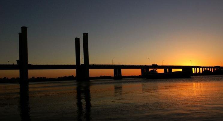 Orla do Guaba - O Lago Guaba  a mais forte expresso geogrfica de Porto Alegre e marca da identidade paisagstica da cidade. A orla fluvial soma 72 km de extenso e  um dos espaos de lazer ao ar livre mais movimentados da cidade. Outra excelente opo para curtir o principal carto postal de Porto Alegre  a praia de Ipanema, na Zona Sul, caminhando pelo calado do bairro s margens do lago ou em um dos muitos bares e restaurantes da orla.