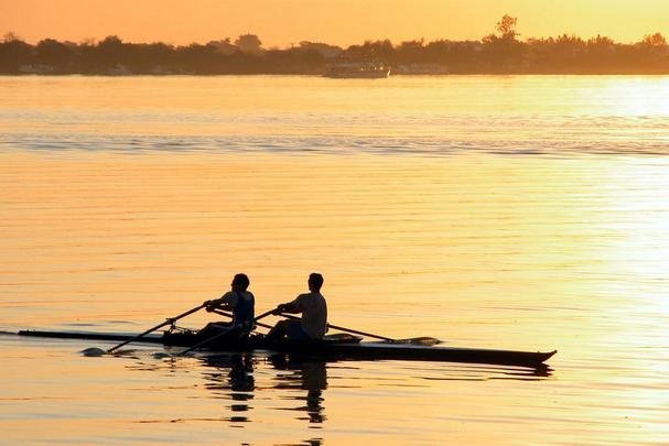 Orla do Guaba - O Lago Guaba  a mais forte expresso geogrfica de Porto Alegre e marca da identidade paisagstica da cidade. A orla fluvial soma 72 km de extenso e  um dos espaos de lazer ao ar livre mais movimentados da cidade. Outra excelente opo para curtir o principal carto postal de Porto Alegre  a praia de Ipanema, na Zona Sul, caminhando pelo calado do bairro s margens do lago ou em um dos muitos bares e restaurantes da orla.