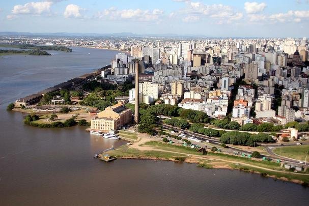 Orla do Guaba - O Lago Guaba  a mais forte expresso geogrfica de Porto Alegre e marca da identidade paisagstica da cidade. A orla fluvial soma 72 km de extenso e  um dos espaos de lazer ao ar livre mais movimentados da cidade. Outra excelente opo para curtir o principal carto postal de Porto Alegre  a praia de Ipanema, na Zona Sul, caminhando pelo calado do bairro s margens do lago ou em um dos muitos bares e restaurantes da orla.