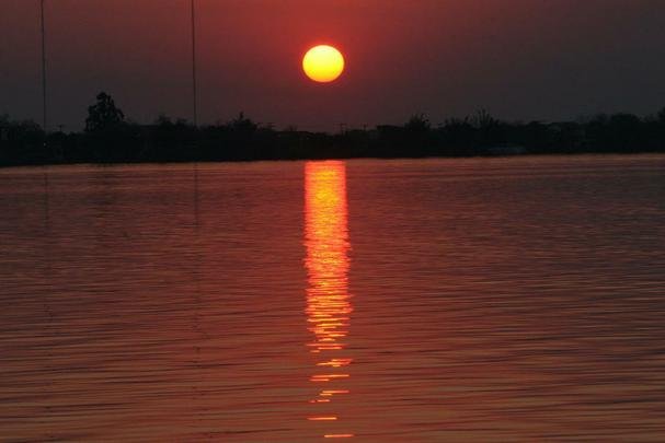 Orla do Guaba - O Lago Guaba  a mais forte expresso geogrfica de Porto Alegre e marca da identidade paisagstica da cidade. A orla fluvial soma 72 km de extenso e  um dos espaos de lazer ao ar livre mais movimentados da cidade. Outra excelente opo para curtir o principal carto postal de Porto Alegre  a praia de Ipanema, na Zona Sul, caminhando pelo calado do bairro s margens do lago ou em um dos muitos bares e restaurantes da orla.