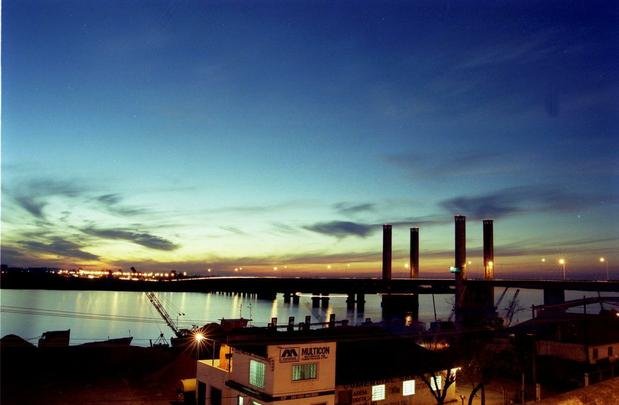 Orla do Guaba - O Lago Guaba  a mais forte expresso geogrfica de Porto Alegre e marca da identidade paisagstica da cidade. A orla fluvial soma 72 km de extenso e  um dos espaos de lazer ao ar livre mais movimentados da cidade. Outra excelente opo para curtir o principal carto postal de Porto Alegre  a praia de Ipanema, na Zona Sul, caminhando pelo calado do bairro s margens do lago ou em um dos muitos bares e restaurantes da orla.