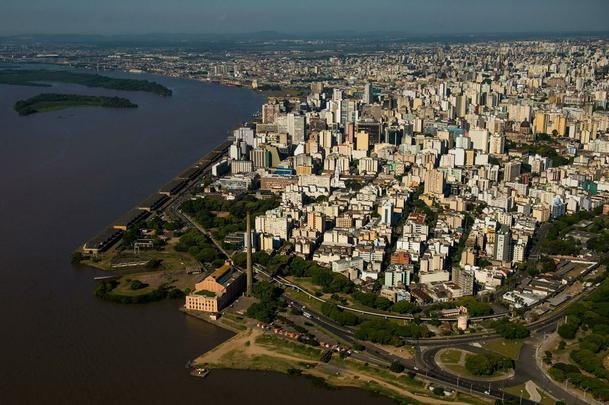 Orla do Guaba - O Lago Guaba  a mais forte expresso geogrfica de Porto Alegre e marca da identidade paisagstica da cidade. A orla fluvial soma 72 km de extenso e  um dos espaos de lazer ao ar livre mais movimentados da cidade. Outra excelente opo para curtir o principal carto postal de Porto Alegre  a praia de Ipanema, na Zona Sul, caminhando pelo calado do bairro s margens do lago ou em um dos muitos bares e restaurantes da orla.