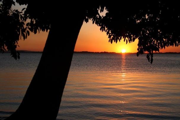 Orla do Guaba - O Lago Guaba  a mais forte expresso geogrfica de Porto Alegre e marca da identidade paisagstica da cidade. A orla fluvial soma 72 km de extenso e  um dos espaos de lazer ao ar livre mais movimentados da cidade. Outra excelente opo para curtir o principal carto postal de Porto Alegre  a praia de Ipanema, na Zona Sul, caminhando pelo calado do bairro s margens do lago ou em um dos muitos bares e restaurantes da orla.