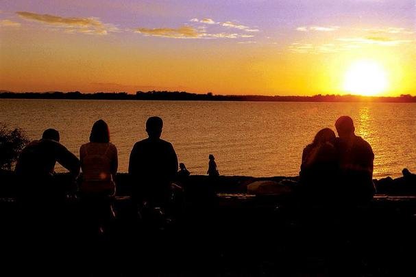 Orla do Guaba - O Lago Guaba  a mais forte expresso geogrfica de Porto Alegre e marca da identidade paisagstica da cidade. A orla fluvial soma 72 km de extenso e  um dos espaos de lazer ao ar livre mais movimentados da cidade. Outra excelente opo para curtir o principal carto postal de Porto Alegre  a praia de Ipanema, na Zona Sul, caminhando pelo calado do bairro s margens do lago ou em um dos muitos bares e restaurantes da orla.