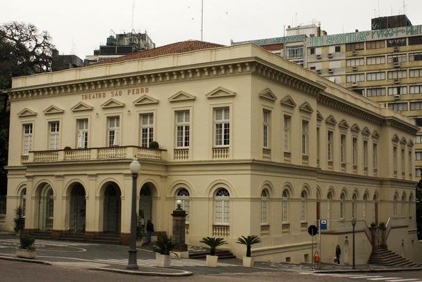 Theatro So Pedro - Inaugurado em junho de 1858, poca em que Porto Alegre denominava-se Provncia de So Pedro, a casa de espetculo  considerada uma das mais belas do pas. A construo tem o estilo barroco portugus e, internamente, veludo e ouro na decorao. A disposio da plateia, em forma de ferradura,  caracterstica do teatro italiano da poca. O prdio  tombado pelo Patrimnio Histrico Estadual desde 1984. Caf do Theatro. Instalado no foyer nobre, ocupa tambm uma ampla sacada com mesas ao ar livre e vista para a Praa da Matriz.
(Aberto de teras a sextas, das 12h s 21h e, quando h espetculo, das 12h s 19h
Praa Marechal Deodoro, s/n - Centro Histrico - Fone: (51) 3227-5100)