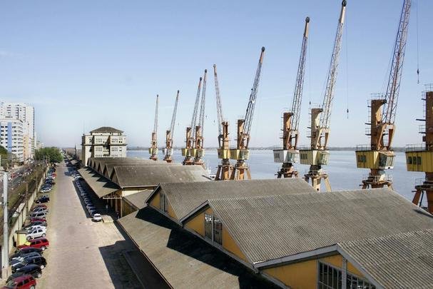 A Usina do Gasmetro, ou simplesmente Gasmetro,  uma antiga usina brasileira de gerao de energia de Porto Alegre.  um dos pontos mais tradicionais para ver o famoso pr-do-sol da cidade, s margens do Lago Guaba. Hoje, o local  um grande centro cultural de Porto Alegre, sendo palco das mais diversas manifestaes artsticas como teatro, dana, pinturas etc