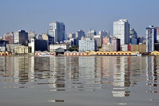 A Usina do Gasmetro, ou simplesmente Gasmetro,  uma antiga usina brasileira de gerao de energia de Porto Alegre.  um dos pontos mais tradicionais para ver o famoso pr-do-sol da cidade, s margens do Lago Guaba. Hoje, o local  um grande centro cultural de Porto Alegre, sendo palco das mais diversas manifestaes artsticas como teatro, dana, pinturas etc