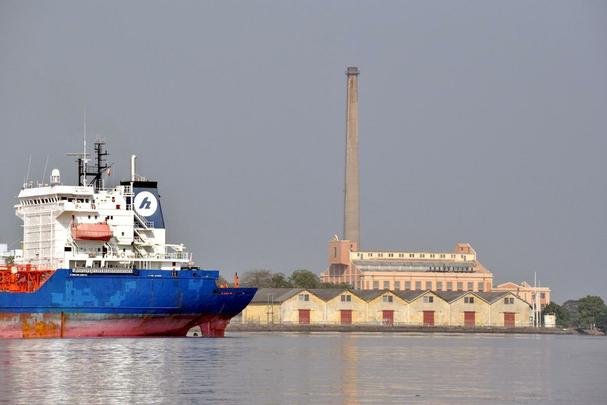 A Usina do Gasmetro, ou simplesmente Gasmetro,  uma antiga usina brasileira de gerao de energia de Porto Alegre.  um dos pontos mais tradicionais para ver o famoso pr-do-sol da cidade, s margens do Lago Guaba. Hoje, o local  um grande centro cultural de Porto Alegre, sendo palco das mais diversas manifestaes artsticas como teatro, dana, pinturas etc