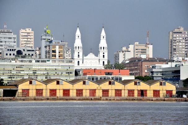 A Usina do Gasmetro, ou simplesmente Gasmetro,  uma antiga usina brasileira de gerao de energia de Porto Alegre.  um dos pontos mais tradicionais para ver o famoso pr-do-sol da cidade, s margens do Lago Guaba. Hoje, o local  um grande centro cultural de Porto Alegre, sendo palco das mais diversas manifestaes artsticas como teatro, dana, pinturas etc