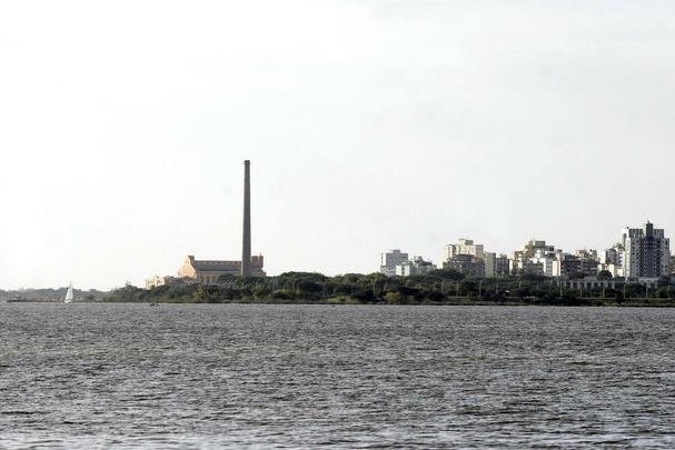 A Usina do Gasmetro, ou simplesmente Gasmetro,  uma antiga usina brasileira de gerao de energia de Porto Alegre.  um dos pontos mais tradicionais para ver o famoso pr-do-sol da cidade, s margens do Lago Guaba. Hoje, o local  um grande centro cultural de Porto Alegre, sendo palco das mais diversas manifestaes artsticas como teatro, dana, pinturas etc