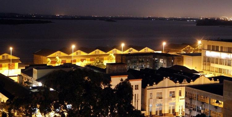 A Usina do Gasmetro, ou simplesmente Gasmetro,  uma antiga usina brasileira de gerao de energia de Porto Alegre.  um dos pontos mais tradicionais para ver o famoso pr-do-sol da cidade, s margens do Lago Guaba. Hoje, o local  um grande centro cultural de Porto Alegre, sendo palco das mais diversas manifestaes artsticas como teatro, dana, pinturas etc