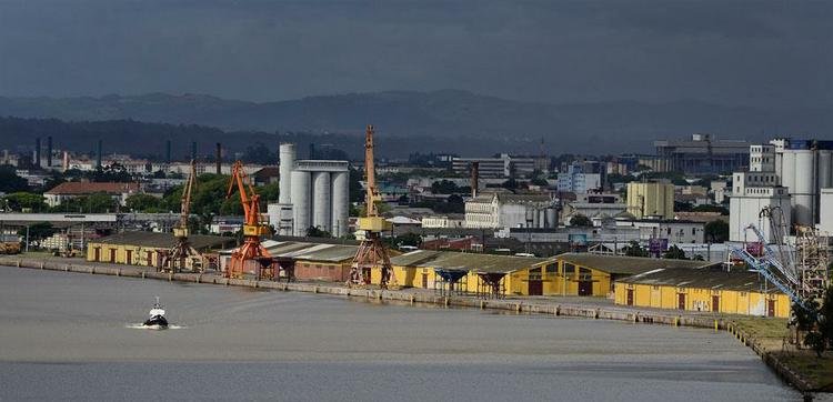 A Usina do Gasmetro, ou simplesmente Gasmetro,  uma antiga usina brasileira de gerao de energia de Porto Alegre.  um dos pontos mais tradicionais para ver o famoso pr-do-sol da cidade, s margens do Lago Guaba. Hoje, o local  um grande centro cultural de Porto Alegre, sendo palco das mais diversas manifestaes artsticas como teatro, dana, pinturas etc