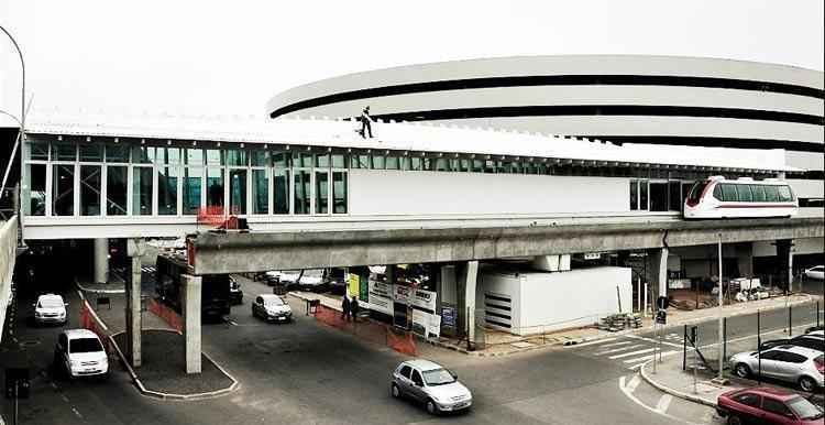 Construo do Aeromovel, que liga a estao Aeroporto do metr ao Terminal 1 do Aeroporto Salgado Filho. O sistema sobre trilhos, instalados entre 4,5m e 9m acima da superfcie, funciona das 6h30 s 16h em dias teis. A tarifa do metr d direito ao uso do Aeromovel