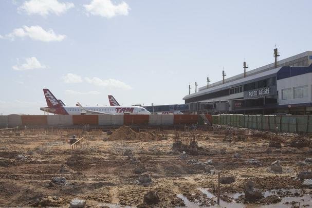Reforma dos terminais de passageiros no Aeroporto Salgado Filho, sistema de ptios e extenso das pistas
