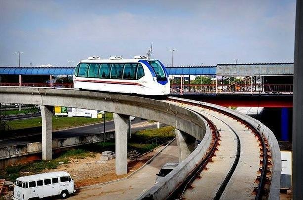 Construo do Aeromovel, que liga a estao Aeroporto do metr ao Terminal 1 do Aeroporto Salgado Filho. O sistema sobre trilhos, instalados entre 4,5m e 9m acima da superfcie, funciona das 6h30 s 16h em dias teis. A tarifa do metr d direito ao uso do Aeromovel