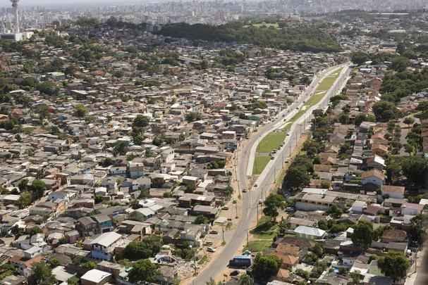 Implantao do BRT, sistema de nibus rpidos com vias exclusivas. 