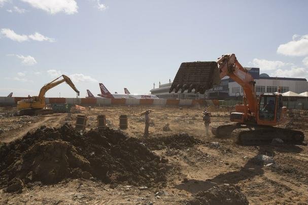 Reforma dos terminais de passageiros no Aeroporto Salgado Filho, sistema de ptios e extenso das pistas