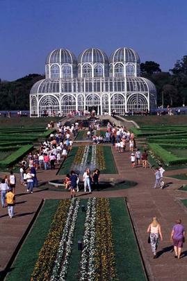 Jardim Botnico - Marca registrada de Curitiba, ele foi inaugurado em 1991. A estrutura metlica abriga espcies botnicas de referncia nacional. O Museu Botnico atrai pesquisadores do mundo todo. (Rua Engenheiro Ostoja Roguski, Bairro Jardim Botnico)