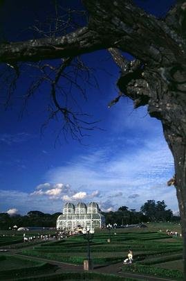 Jardim Botnico - Marca registrada de Curitiba, ele foi inaugurado em 1991. A estrutura metlica abriga espcies botnicas de referncia nacional. O Museu Botnico atrai pesquisadores do mundo todo. (Rua Engenheiro Ostoja Roguski, Bairro Jardim Botnico)