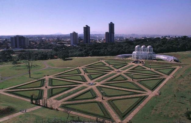 Jardim Botnico - Marca registrada de Curitiba, ele foi inaugurado em 1991. A estrutura metlica abriga espcies botnicas de referncia nacional. O Museu Botnico atrai pesquisadores do mundo todo. (Rua Engenheiro Ostoja Roguski, Bairro Jardim Botnico)