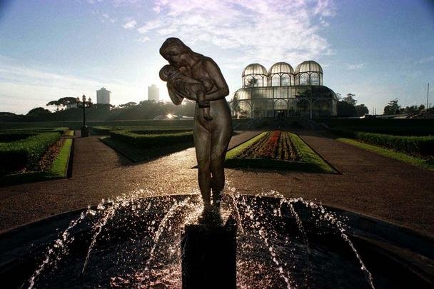 Jardim Botnico - Marca registrada de Curitiba, ele foi inaugurado em 1991. A estrutura metlica abriga espcies botnicas de referncia nacional. O Museu Botnico atrai pesquisadores do mundo todo. (Rua Engenheiro Ostoja Roguski, Bairro Jardim Botnico)