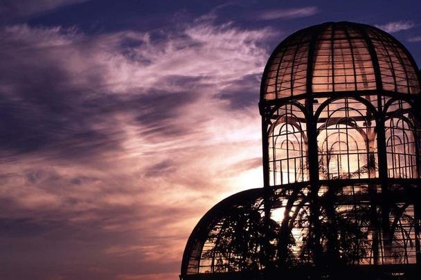 Jardim Botnico - Marca registrada de Curitiba, ele foi inaugurado em 1991. A estrutura metlica abriga espcies botnicas de referncia nacional. O Museu Botnico atrai pesquisadores do mundo todo. (Rua Engenheiro Ostoja Roguski, Bairro Jardim Botnico)
