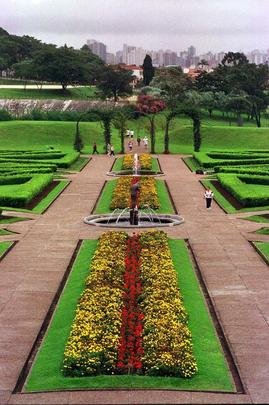 Jardim Botnico - Marca registrada de Curitiba, ele foi inaugurado em 1991. A estrutura metlica abriga espcies botnicas de referncia nacional. O Museu Botnico atrai pesquisadores do mundo todo. (Rua Engenheiro Ostoja Roguski, Bairro Jardim Botnico)