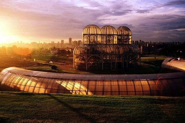 Jardim Botnico - Marca registrada de Curitiba, ele foi inaugurado em 1991. A estrutura metlica abriga espcies botnicas de referncia nacional. O Museu Botnico atrai pesquisadores do mundo todo. (Rua Engenheiro Ostoja Roguski, Bairro Jardim Botnico)