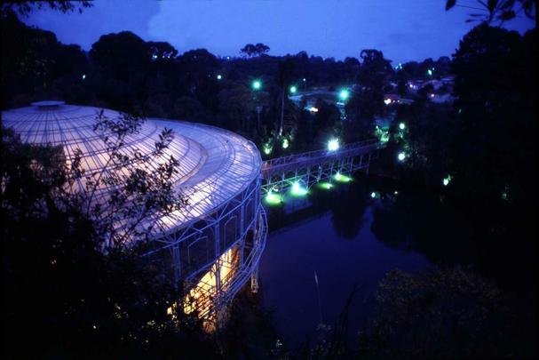 Espao aberto para todo e qualquer tipo de manifestao, a pera de Arame  um dos pontos de turismo cultural mais visitados da cidade de Curitiba. Exemplar significativo da arquitetura moderna da cidade, a pera foi construda em apenas 75 dias, na cratera de uma pedreira desativada (Rua Joo Gava, 970 - Pilarzinho)