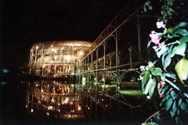 Espao aberto para todo e qualquer tipo de manifestao, a pera de Arame  um dos pontos de turismo cultural mais visitados da cidade de Curitiba. Exemplar significativo da arquitetura moderna da cidade, a pera foi construda em apenas 75 dias, na cratera de uma pedreira desativada (Rua Joo Gava, 970 - Pilarzinho)