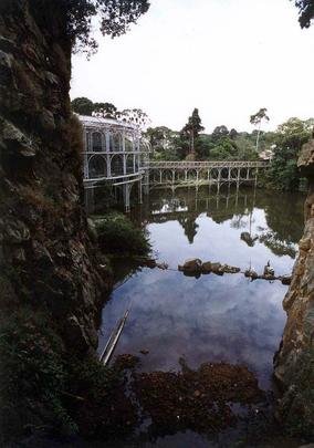 Espao aberto para todo e qualquer tipo de manifestao, a pera de Arame  um dos pontos de turismo cultural mais visitados da cidade de Curitiba. Exemplar significativo da arquitetura moderna da cidade, a pera foi construda em apenas 75 dias, na cratera de uma pedreira desativada (Rua Joo Gava, 970 - Pilarzinho)