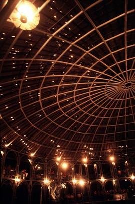 Espao aberto para todo e qualquer tipo de manifestao, a pera de Arame  um dos pontos de turismo cultural mais visitados da cidade de Curitiba. Exemplar significativo da arquitetura moderna da cidade, a pera foi construda em apenas 75 dias, na cratera de uma pedreira desativada (Rua Joo Gava, 970 - Pilarzinho)