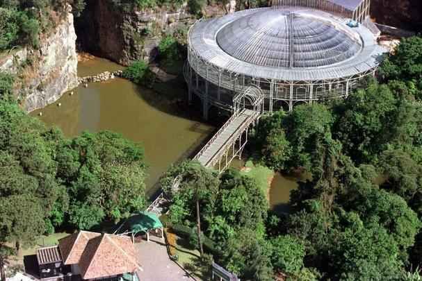 Espao aberto para todo e qualquer tipo de manifestao, a pera de Arame  um dos pontos de turismo cultural mais visitados da cidade de Curitiba. Exemplar significativo da arquitetura moderna da cidade, a pera foi construda em apenas 75 dias, na cratera de uma pedreira desativada (Rua Joo Gava, 970 - Pilarzinho)