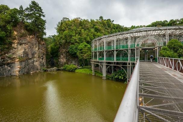 Espao aberto para todo e qualquer tipo de manifestao, a pera de Arame  um dos pontos de turismo cultural mais visitados da cidade de Curitiba. Exemplar significativo da arquitetura moderna da cidade, a pera foi construda em apenas 75 dias, na cratera de uma pedreira desativada (Rua Joo Gava, 970 - Pilarzinho)