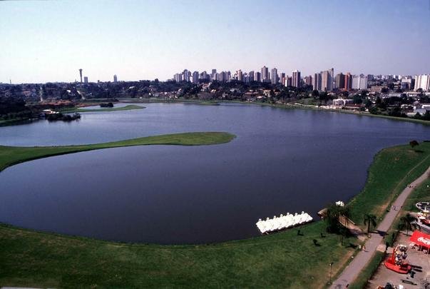 Parque Barigui - O nome tem origem indgena e significa rio do fruto espinhoso, em aluso s pinhas das araucrias nativas, ainda remanescentes. O lugar, uma antiga sesmaria pertencente a Martins Mateus Leme, foi transformado em parque em 1972 pelo ento prefeito Jaime Lerner. Por sua localizao, prximo ao centro da cidade, e sua infraestrutura, o Barigui  o parque mais freqentado de Curitiba. (Entre a Av. Manoel Ribas e a BR-277, acessos: BR-277 e Av. Cndido Hartmann)