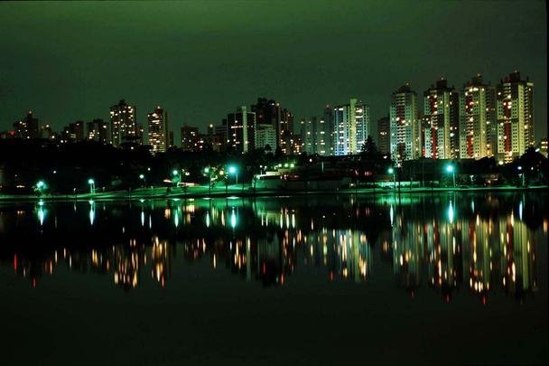 Parque Barigui - O nome tem origem indgena e significa rio do fruto espinhoso, em aluso s pinhas das araucrias nativas, ainda remanescentes. O lugar, uma antiga sesmaria pertencente a Martins Mateus Leme, foi transformado em parque em 1972 pelo ento prefeito Jaime Lerner. Por sua localizao, prximo ao centro da cidade, e sua infraestrutura, o Barigui  o parque mais freqentado de Curitiba. (Entre a Av. Manoel Ribas e a BR-277, acessos: BR-277 e Av. Cndido Hartmann)