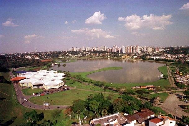 Parque Barigui - O nome tem origem indgena e significa rio do fruto espinhoso, em aluso s pinhas das araucrias nativas, ainda remanescentes. O lugar, uma antiga sesmaria pertencente a Martins Mateus Leme, foi transformado em parque em 1972 pelo ento prefeito Jaime Lerner. Por sua localizao, prximo ao centro da cidade, e sua infraestrutura, o Barigui  o parque mais freqentado de Curitiba. (Entre a Av. Manoel Ribas e a BR-277, acessos: BR-277 e Av. Cndido Hartmann)