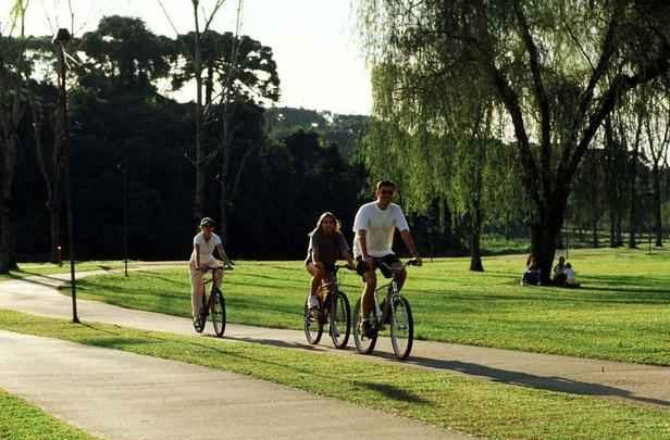 Parque Barigui - O nome tem origem indgena e significa rio do fruto espinhoso, em aluso s pinhas das araucrias nativas, ainda remanescentes. O lugar, uma antiga sesmaria pertencente a Martins Mateus Leme, foi transformado em parque em 1972 pelo ento prefeito Jaime Lerner. Por sua localizao, prximo ao centro da cidade, e sua infraestrutura, o Barigui  o parque mais freqentado de Curitiba. (Entre a Av. Manoel Ribas e a BR-277, acessos: BR-277 e Av. Cndido Hartmann)
