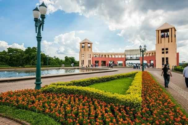 Parque Tangu - Situado nas antigas pedreiras da famlia Gava junto ao rio Barigui, entre os municpios de Curitiba e Almirante Tamandar, este parque, inaugurado em 23 de novembro de 1996, preserva a natureza num local destinado inicialmente para abrigar uma usina de reciclagem de calia e lixo industrial