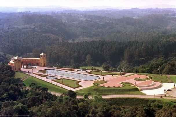 Parque Tangu - Situado nas antigas pedreiras da famlia Gava junto ao rio Barigui, entre os municpios de Curitiba e Almirante Tamandar, este parque, inaugurado em 23 de novembro de 1996, preserva a natureza num local destinado inicialmente para abrigar uma usina de reciclagem de calia e lixo industrial