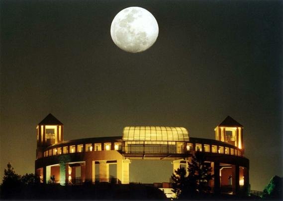 Parque Tangu - Situado nas antigas pedreiras da famlia Gava junto ao rio Barigui, entre os municpios de Curitiba e Almirante Tamandar, este parque, inaugurado em 23 de novembro de 1996, preserva a natureza num local destinado inicialmente para abrigar uma usina de reciclagem de calia e lixo industrial