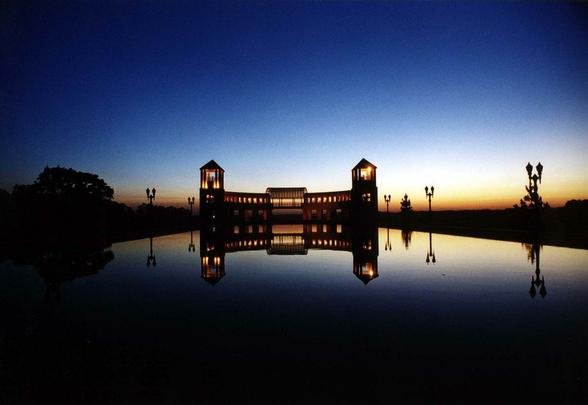 Parque Tangu - Situado nas antigas pedreiras da famlia Gava junto ao rio Barigui, entre os municpios de Curitiba e Almirante Tamandar, este parque, inaugurado em 23 de novembro de 1996, preserva a natureza num local destinado inicialmente para abrigar uma usina de reciclagem de calia e lixo industrial