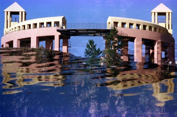 Parque Tangu - Situado nas antigas pedreiras da famlia Gava junto ao rio Barigui, entre os municpios de Curitiba e Almirante Tamandar, este parque, inaugurado em 23 de novembro de 1996, preserva a natureza num local destinado inicialmente para abrigar uma usina de reciclagem de calia e lixo industrial