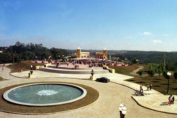Parque Tangu - Situado nas antigas pedreiras da famlia Gava junto ao rio Barigui, entre os municpios de Curitiba e Almirante Tamandar, este parque, inaugurado em 23 de novembro de 1996, preserva a natureza num local destinado inicialmente para abrigar uma usina de reciclagem de calia e lixo industrial