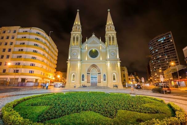 Catedral de Curitiba - A Catedral Baslica Menor de Nossa Senhora da Luz de Curitiba fica na Praa Tiradentes.  um dos mais importantes patrimnios culturais da cidade. Construda de 1876 a 1893, em estilo neogtico, segundo o projeto do arquiteto francs Alphone de Plas (Praa Tiradentes, 469)