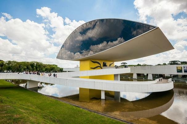 Museu Oscar Niemeyer - Um dos maiores e mais modernos museus do Brasil. Projetado pelo arquiteto Oscar Niemeyer, o 'olho' completa uma antiga obra que ele mesmo construiu, em 1976 (Rua Marechal Hermes, 999)