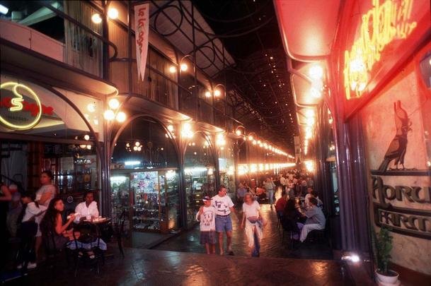 Rua 24 horas - Uma galeria aberta ao pblico 24 horas por dia. Inaugurada em 1992,  a primeira rua desse estilo no Brasil. A Rua 24 Horas  um espao coberto, com opes de lazer, comrcio e servios, e que simplesmente no dorme (Rua Visconde do Rio Branco, Centro, Curitiba)